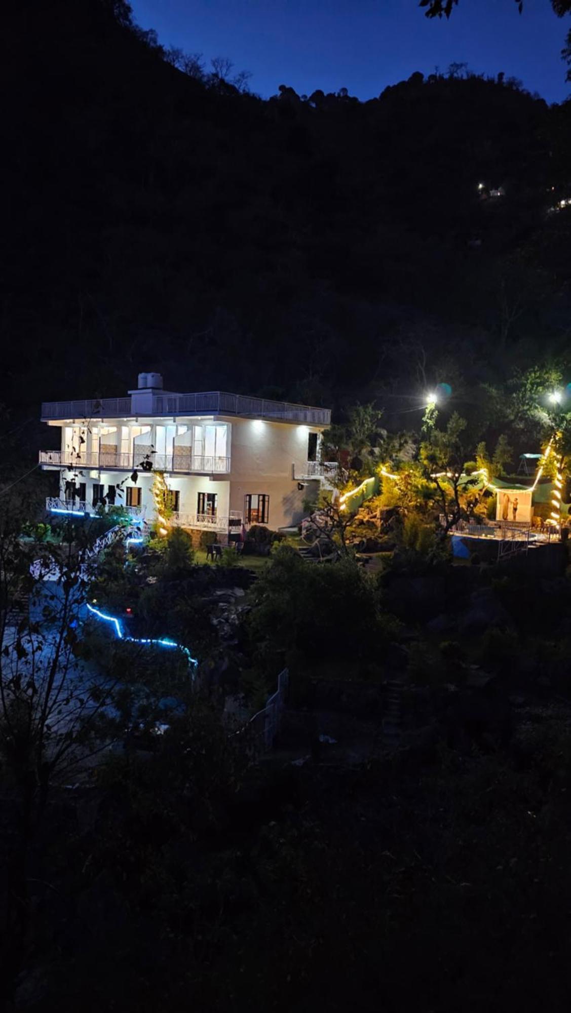 Hotel On The Rocks Kasauli Zewnętrze zdjęcie