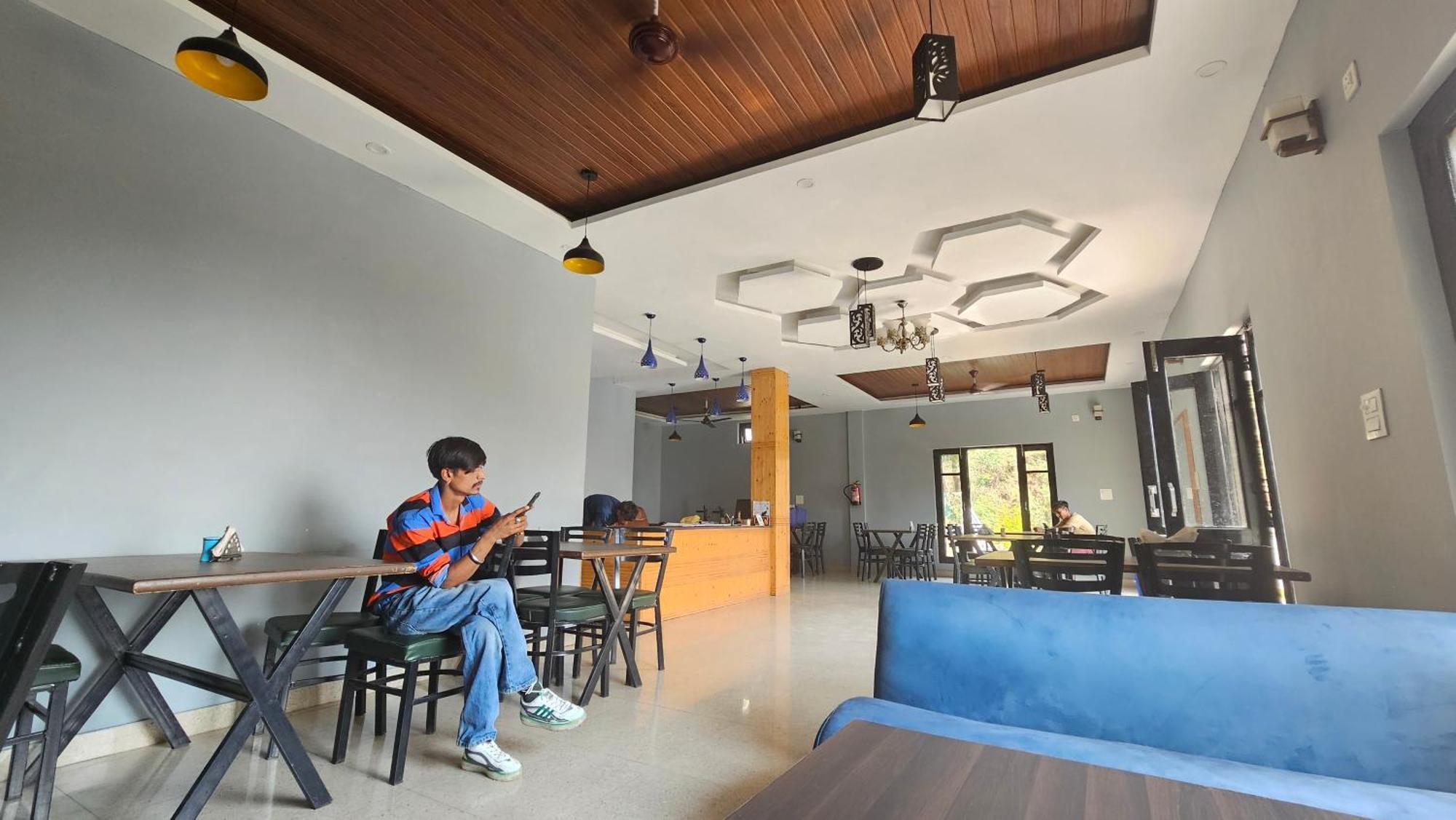Hotel On The Rocks Kasauli Zewnętrze zdjęcie