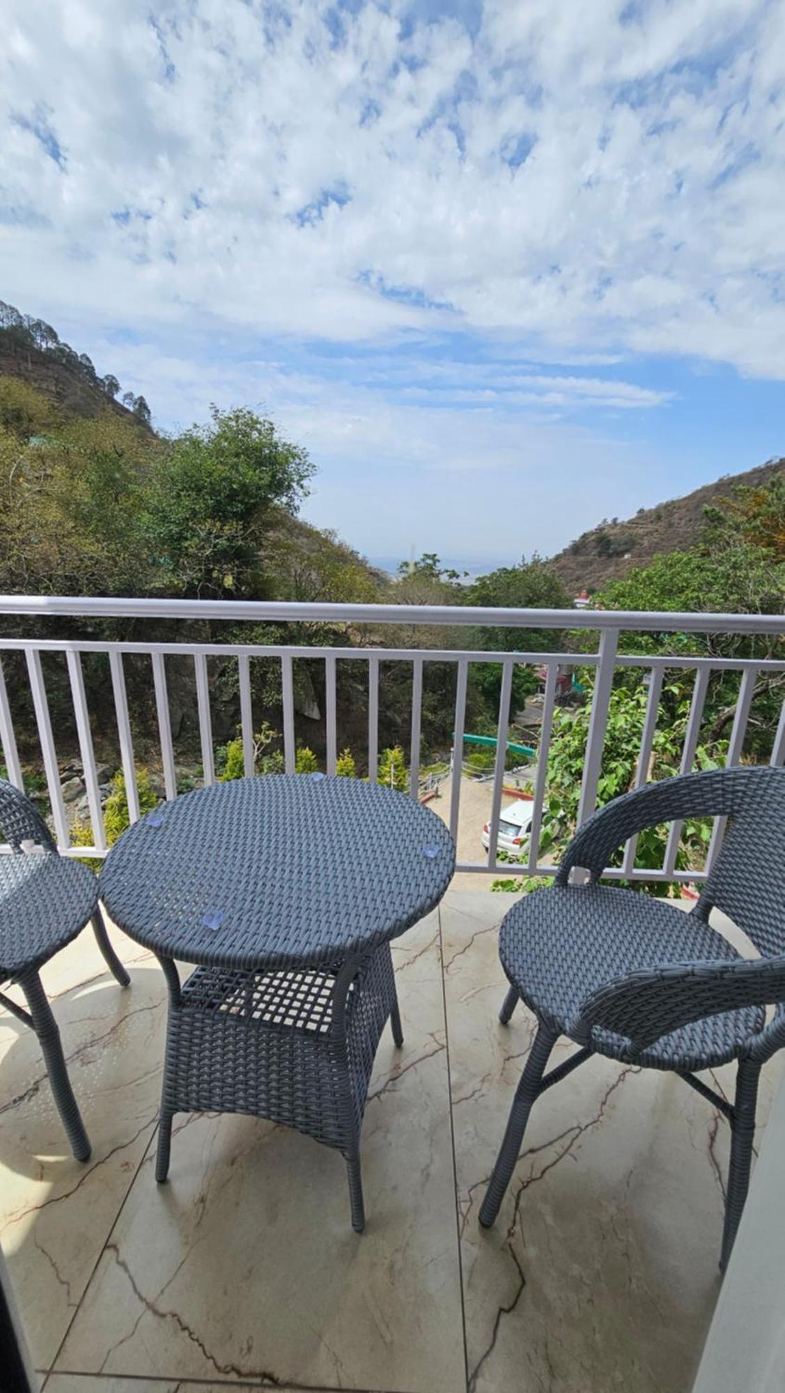 Hotel On The Rocks Kasauli Zewnętrze zdjęcie